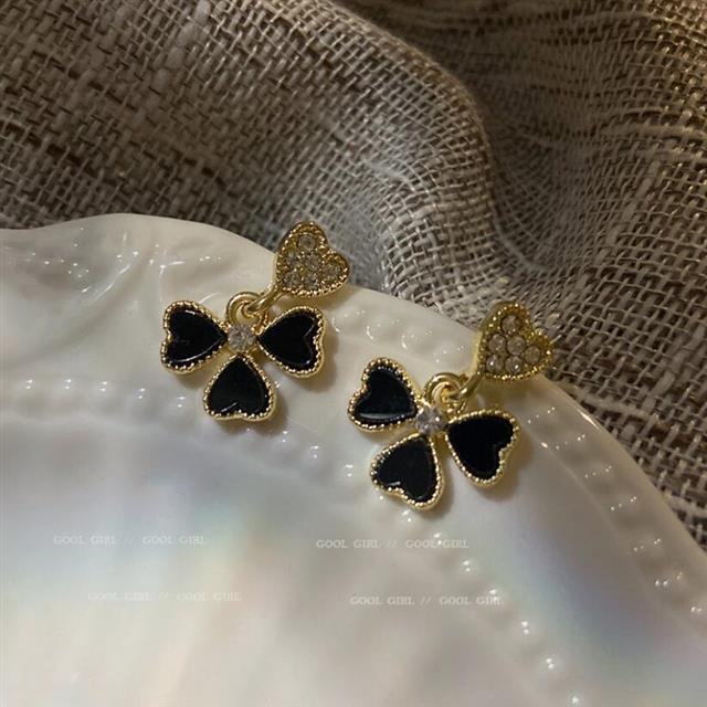 925 jarum perak Korea sederhana berlian imitasi empat kelopak bunga cinta hati bunga anting-anting p