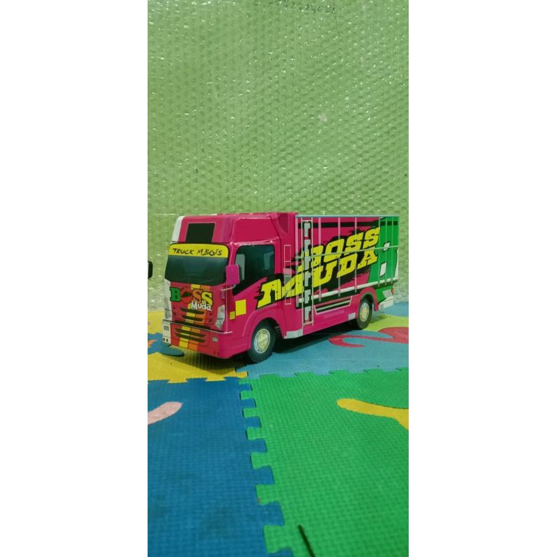 Miniatur truk boss muda Isuzu giga