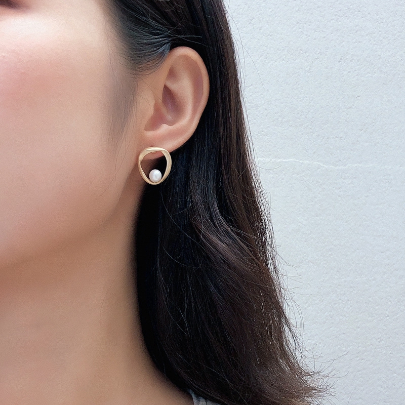 Anting Giwang Simple Model Geometris Warna Gold Dengan Mutiara Imitasi Untuk Wanita