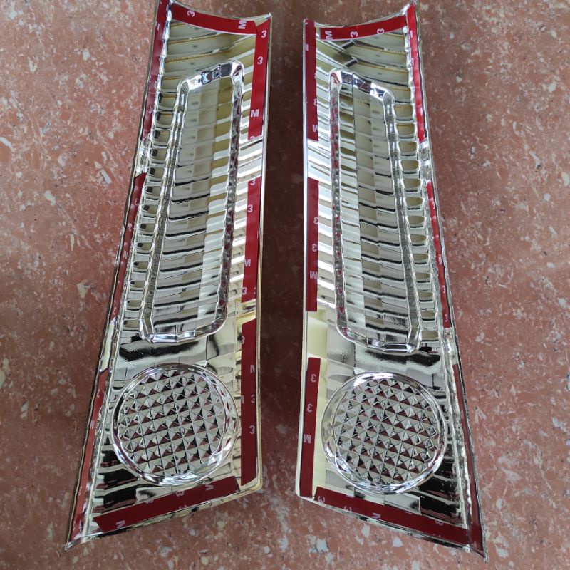 Reflektor belakang atas PINTU bagasi toyota AVANZA / XENIA 2004 sampai 2011 MERAH 2005 2008 2009 2007 2006 2010 mata kucing tempel