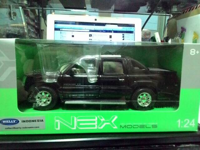 Welly Nex Cadillac Escalade EXT 2002 Hitam Skala 1:24