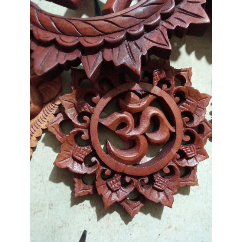 Pajangan Dinding Aksara Omkara dan Swastika