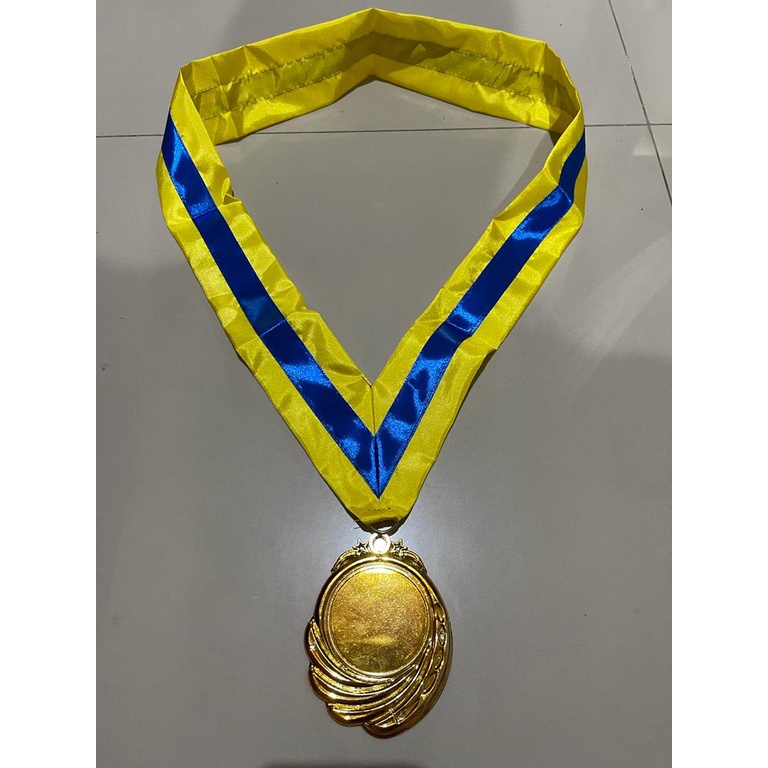 Kalung dan Gordon Wisuda buat baju toga kelulusan aksesoris kain kalung dengan garis warna biru merah hijau dan medali bandul silver perak putih emas gold kuning mengkilap berkilau sudah satu set dengan gantungan tinggal di tempel stiker logo sekolah