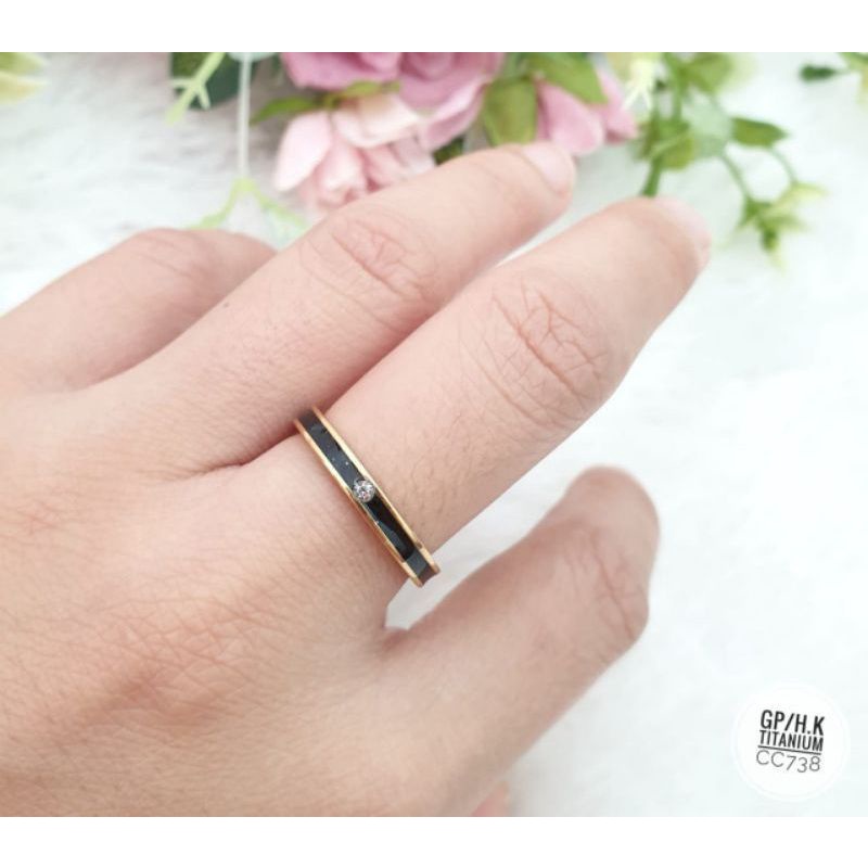 Cincin Cauple Titanium Anti Karat Aksen Berlian Imitasi Untuk Pria / Wanita