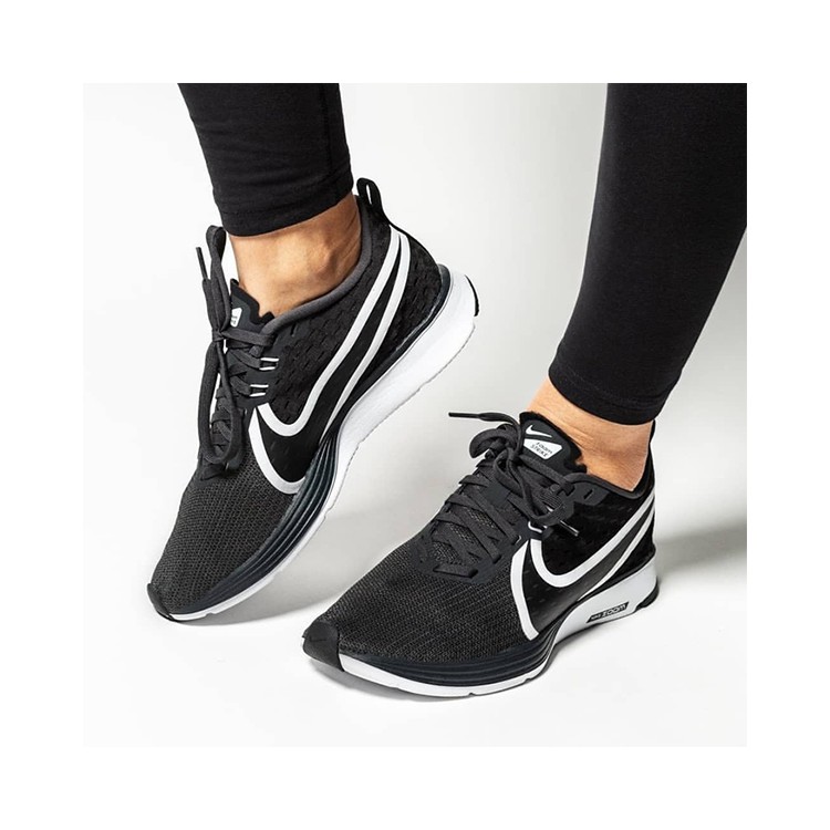 nike wmns zoom strike 2