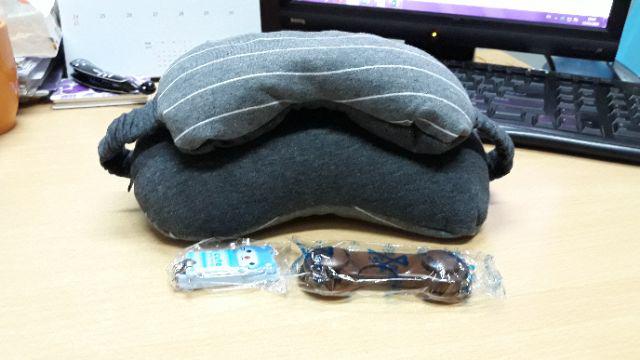 [logu] Bantal Leher Dengan Penutup Mata, Bantal Leher Travelling, Neck Pillow