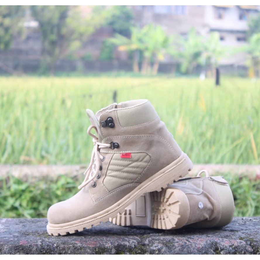 cuci gudang sepatu boots safety wanita.