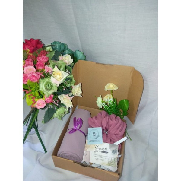 hampers hijab Bella square