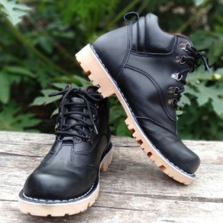 Sepatu Pengaman Dari Kulit Dengan Sol Karet Cetak Vulkanisir