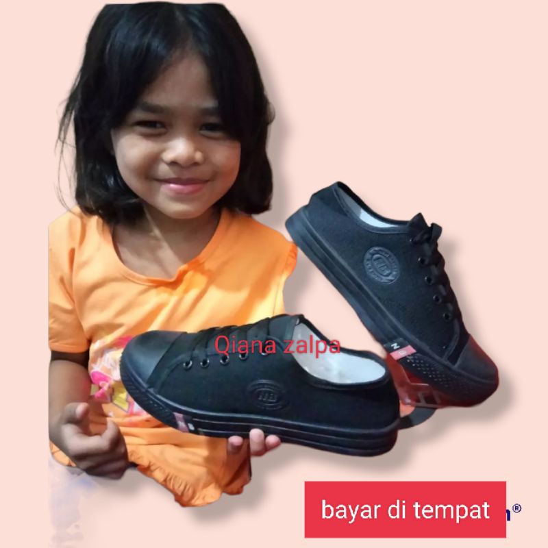 sepatu sekolah SD/smp/sma/ terlari terbuat dari bahan camvas. nyaman di kaki