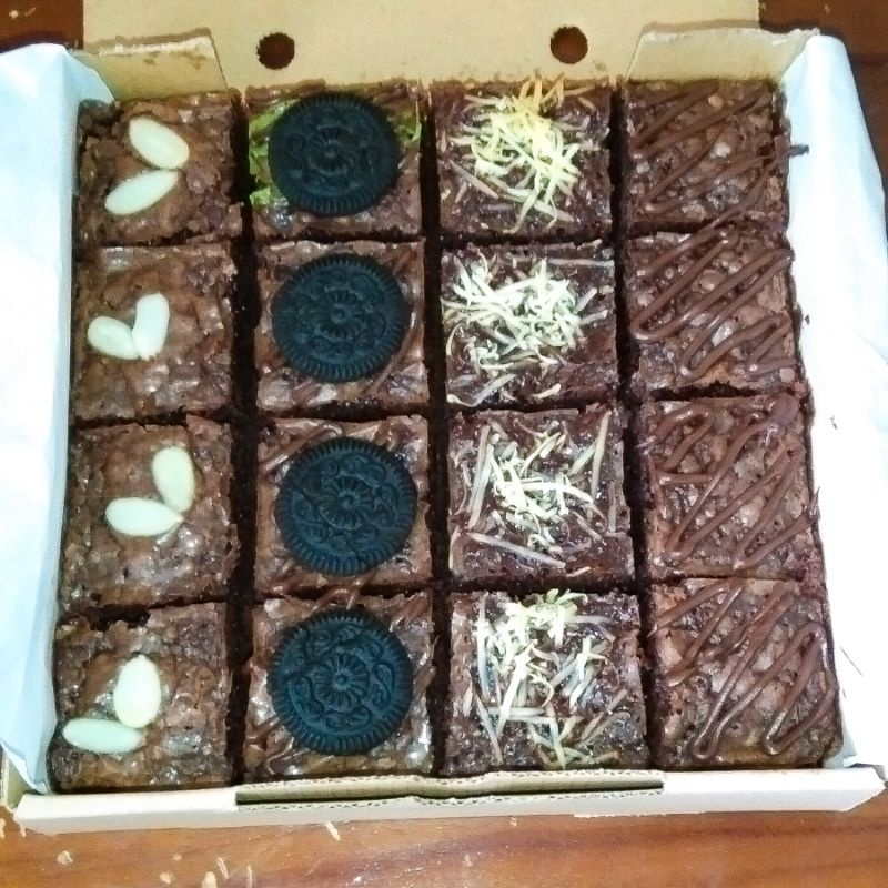 

BROWNIES PANGGANG ,FUDGY BROWNIES TOPPINg