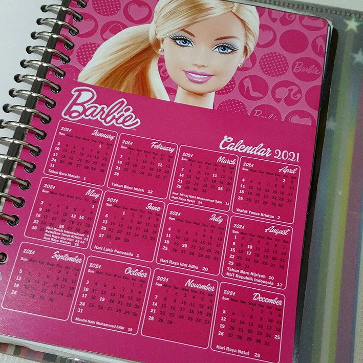 

KALENDER 2025 BINDER ORGANIZER TEMA BARBIE PINK MURAH
