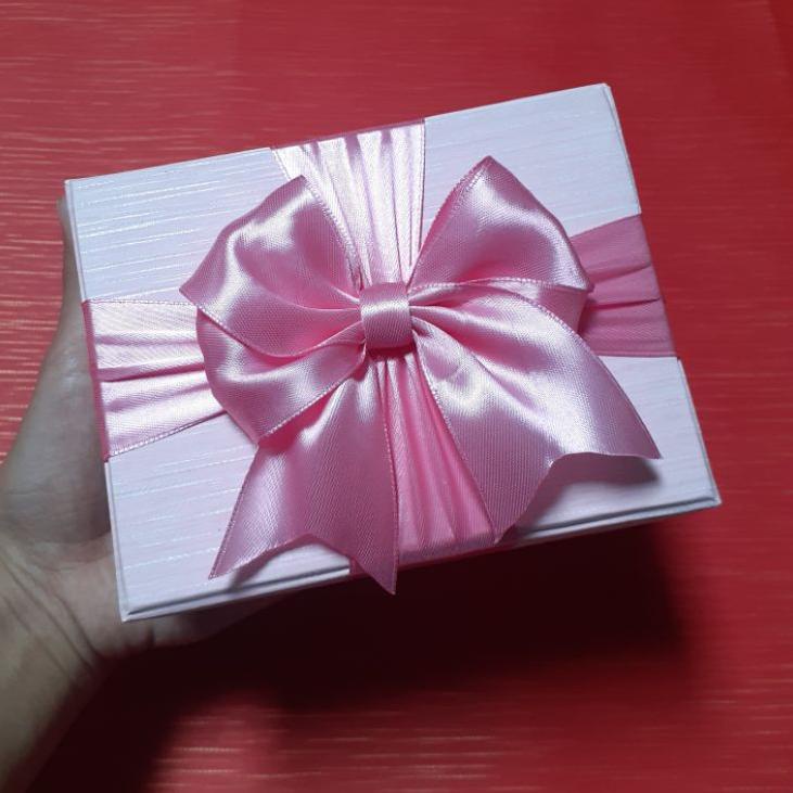 

Berkualitas Kotak Kado Pink Bisa Reques Warna Lain / Ukuran / Pita / Silakan Chat SIZE DOMPET