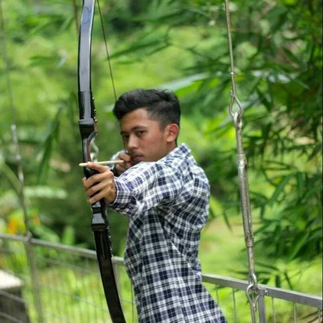 Busur Panah Hitam R40 + 5 anak panah bambu petung point besi