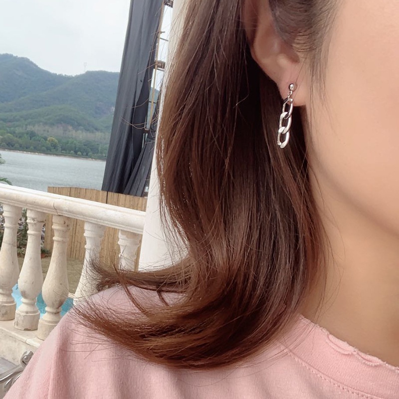 Personality Korean version of simple trendy cold wind short wild small chain earrings 210807