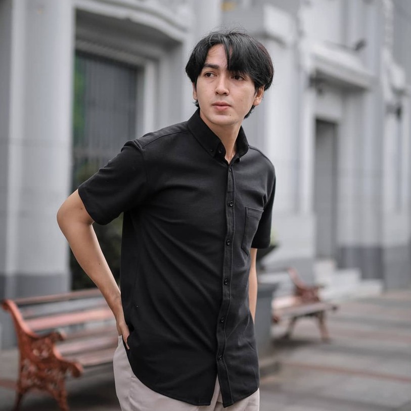 kemeja pria hitam polos lengan pendek bahan katun adem/hem pria hitam polos/kemeja kerja hitam putih