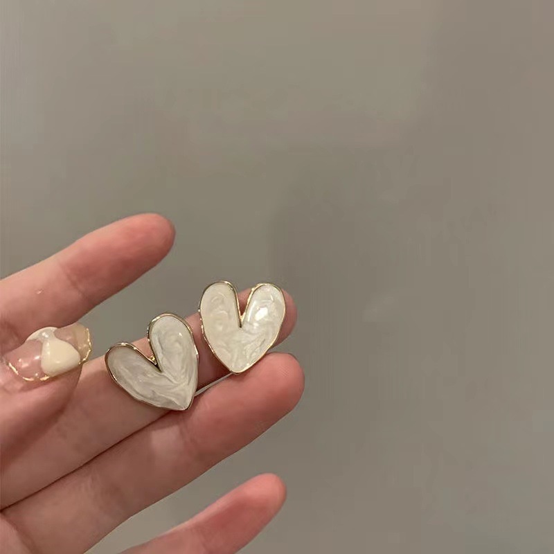 Anting Stud Desain Hati Besar Warna Putih Gaya Korea Minimalis Untuk Wanita