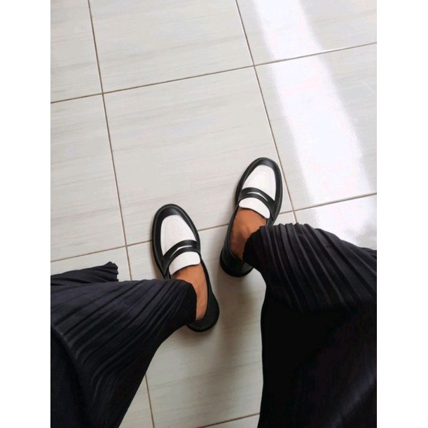 Sepatu Slip on Pria Docmart Original &quot;KHAILA MEN&quot; sepatu slip on pria casual pria hitam putih