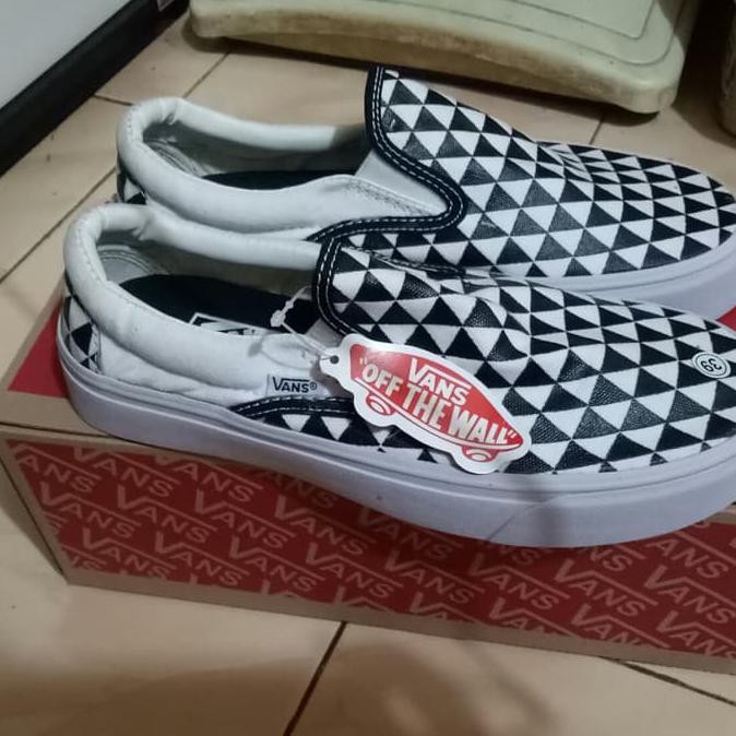 Sepatu Pria Vans Slip On Kotak Berkualitas Premium Made In China - Putih Hitam Shopbintari