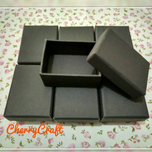 

Kotak Kado Packing Gift Box ukuran 9x7x3 cm hitam lapisan dalam hitam