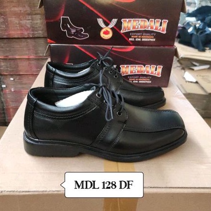 Sepatu kulit pria kantor medali tali hidup tampil lebih keren