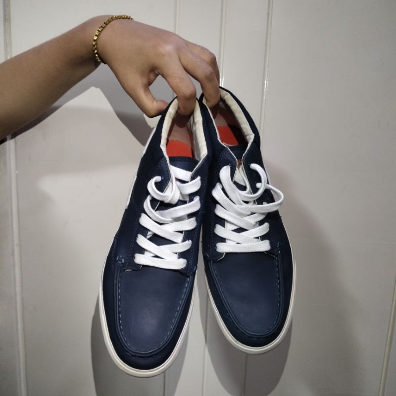 preloved, sepatu bekas, berkualitas,  Material kulit. brand Lacoste