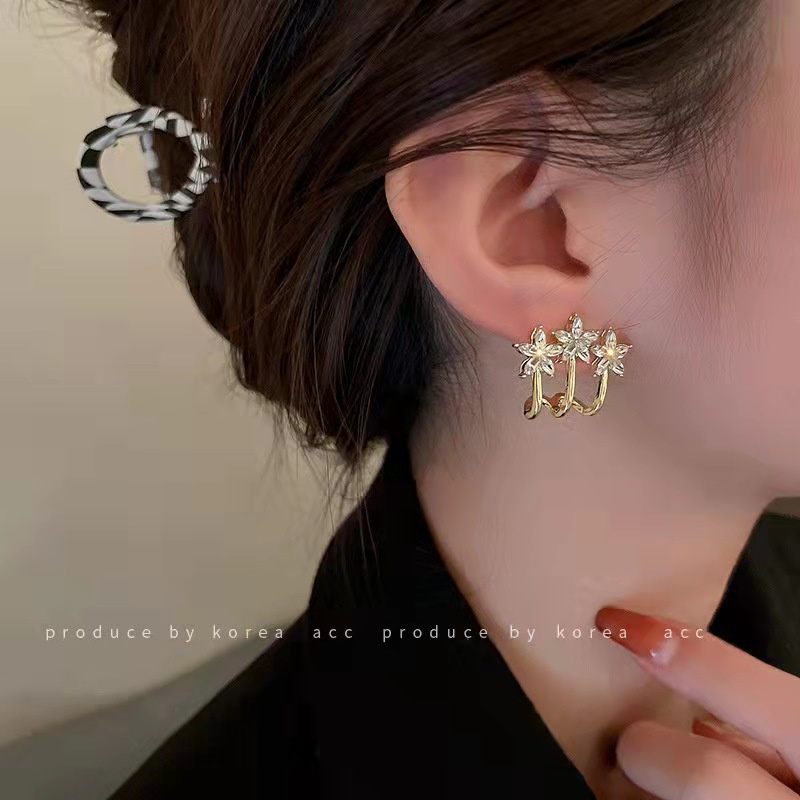 Anting Bentuk Bunga Bahan Logam Warna Emas Aksen Berlian Imitasi Gaya Vintage Untuk Wanita