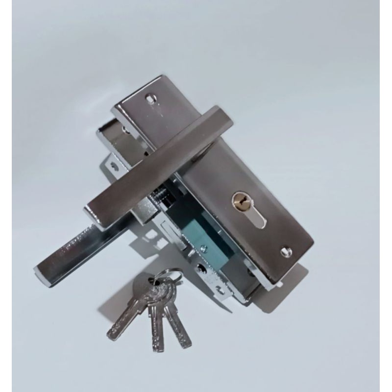 kunci rumah pintu kecil