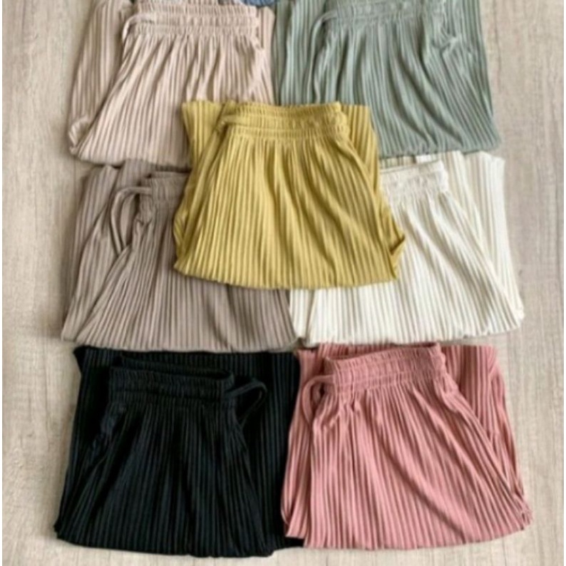 eazy plisket pants black by gonegani (preloved)