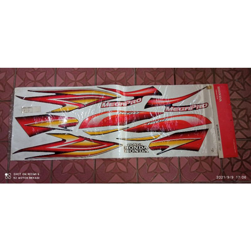 striping stiker bodi honda megapro hiu jari-jari 2004 merah original ahm