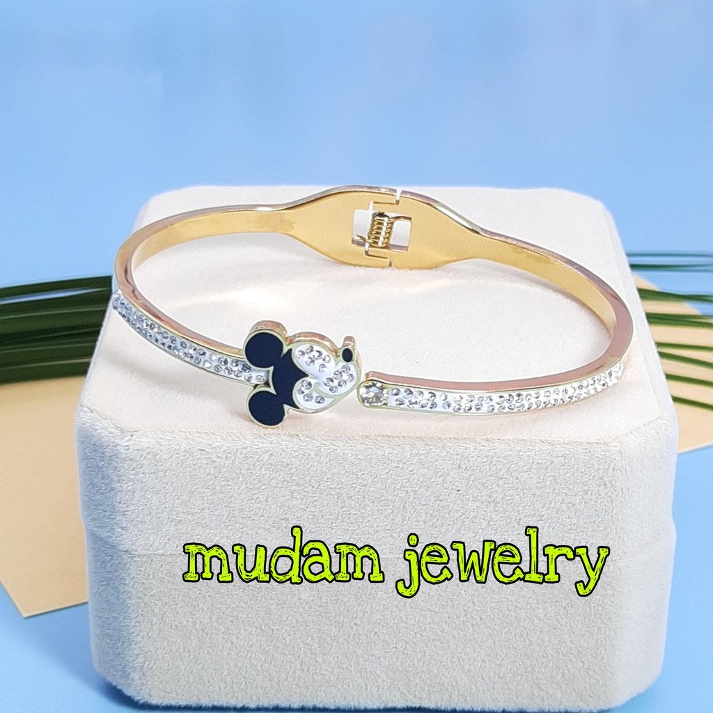 Gelang Bangle Titanium Disain Mickey Dengan Taburan Kristal Warna Gold dan Silver