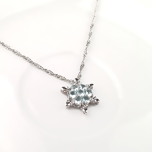 Hu Hu Hu Hu Hu Alat Bantu Pasang Kacamata♡ Kalung Rantai Pendek Liontin Snowflake Aksen Berlian Imitasi Untuk Wanita