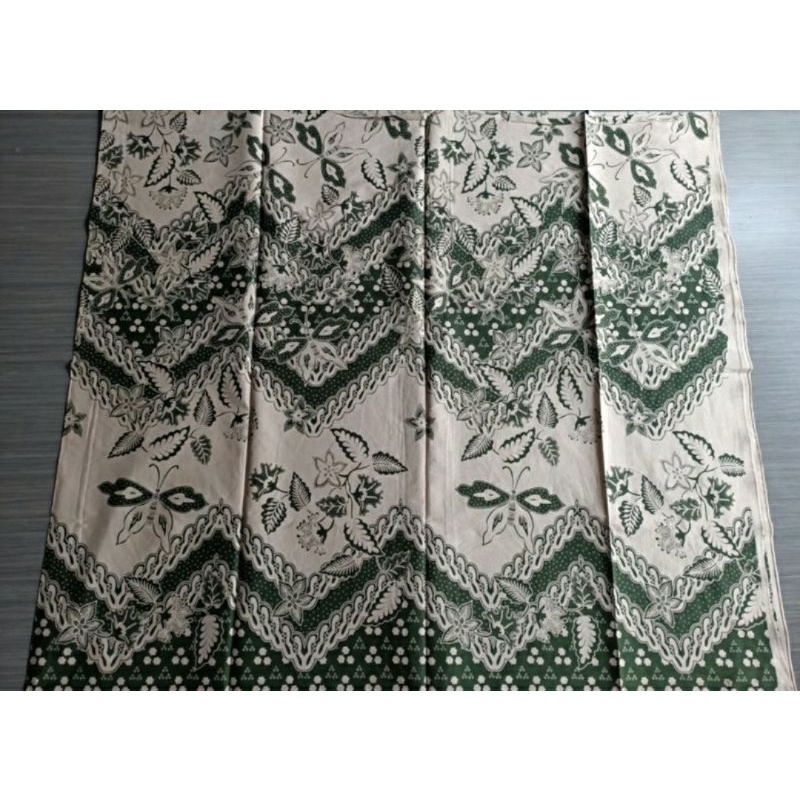 Kain dan Kemeja Warna Hijau Sage