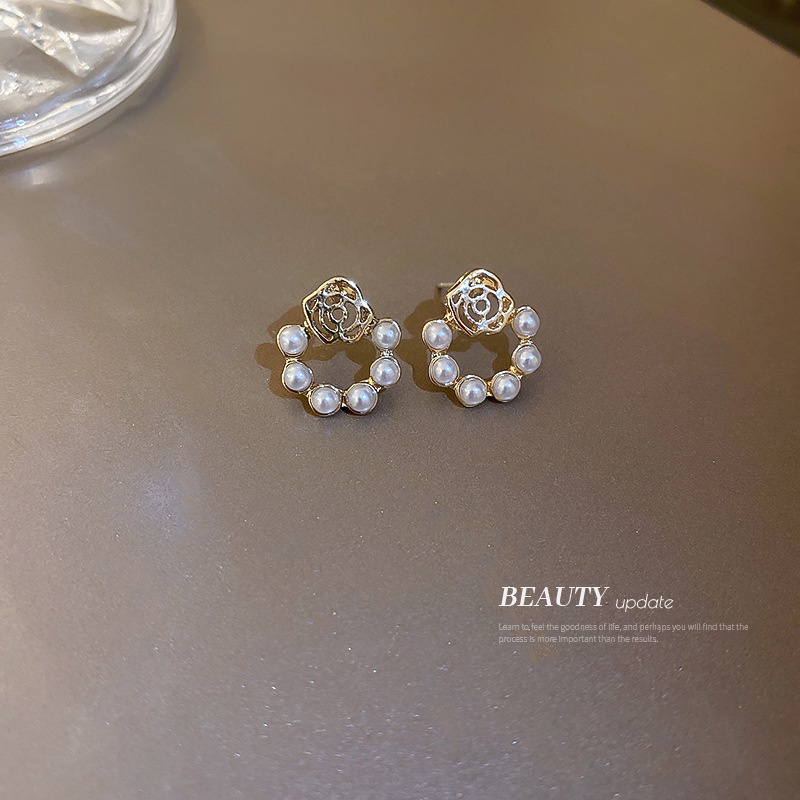 YEEZII Set Anting Stud Desain Bunga Hollow Aksen Mutiara Hypoallergenic Warna Emas Untuk Wanita