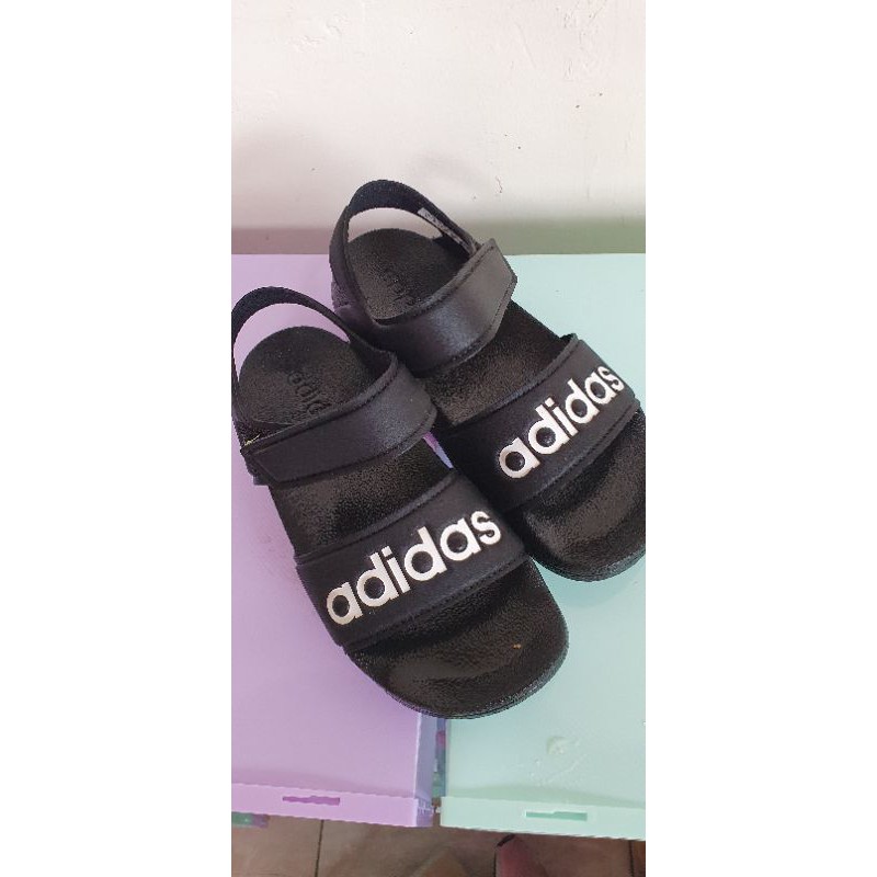 sepatu sandal/sepatu gunung adidas 100% original.
