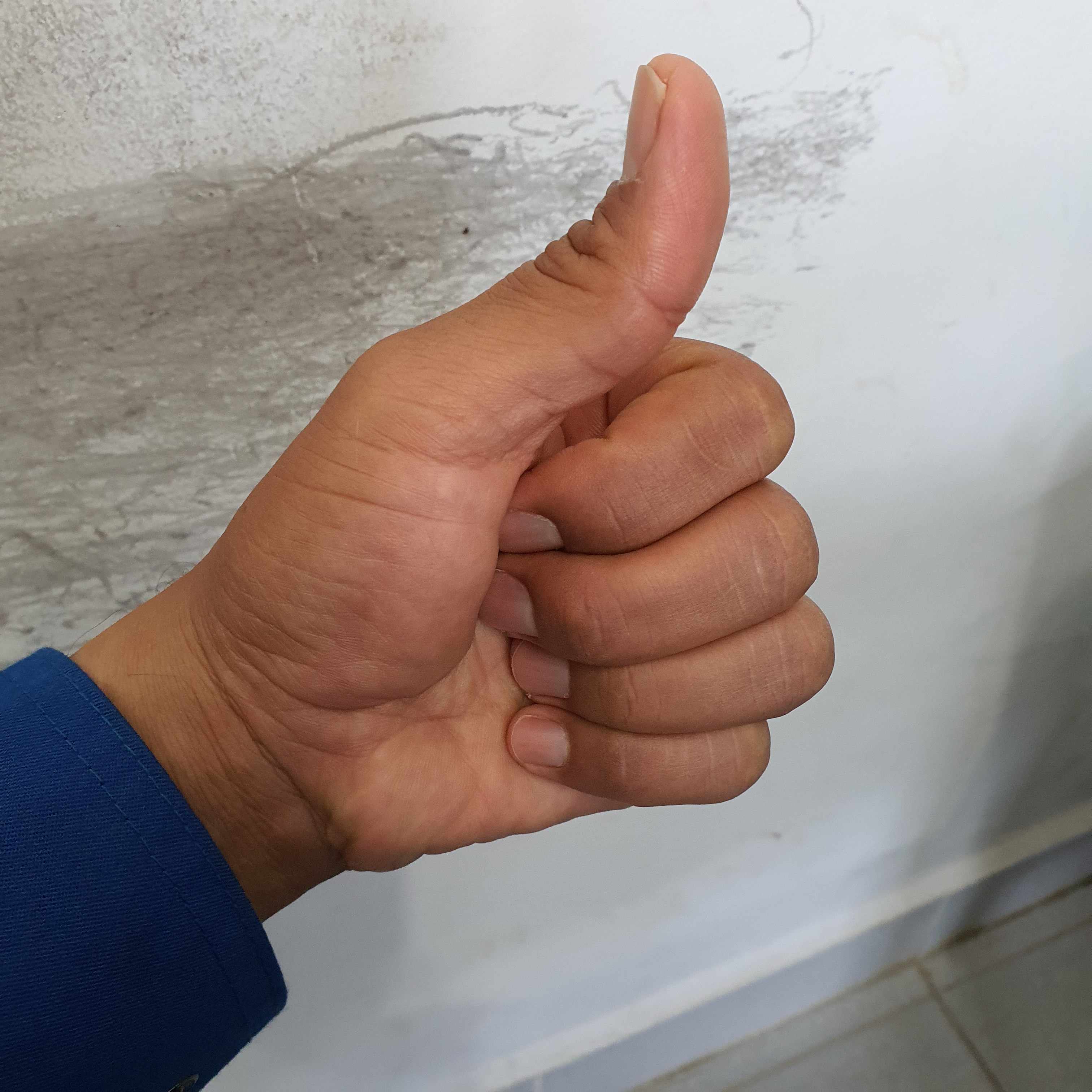 Salib Yesus Duduk Motif Kayu 21 Cm