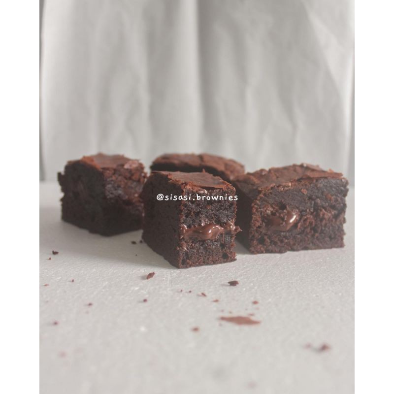 

Sisasi Kitchen FUDGY BROWNIES SECRET TOPPING 22x10