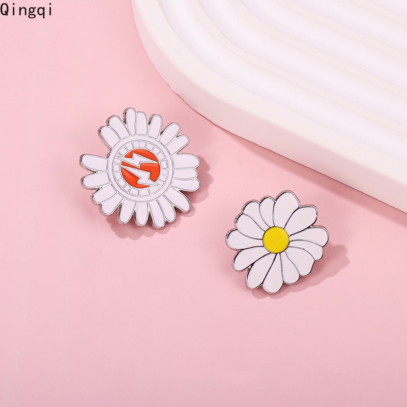 Bros Pin Enamel Bentuk Bunga Matahari Warna Putih Untuk Hadiah