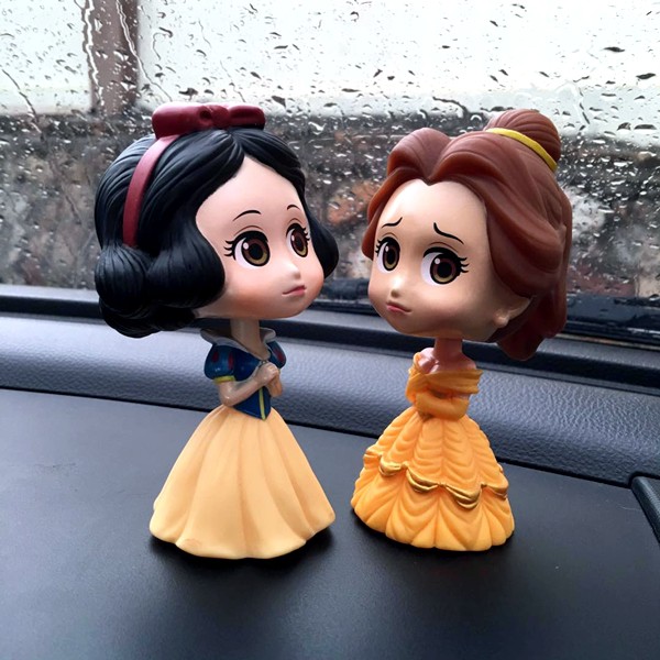 Boneka Figure Miniatur Pajangan Mobil PRINCESS SNOW WHITE &amp; BELLE Goyang Kepala Shacking Toy