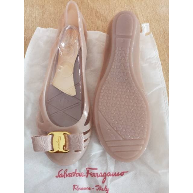 harga salvatore ferragamo jelly shoes