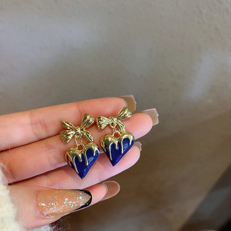 Anting Tusuk Bentuk Hati Warna Biru Bahan Metal Gaya Vintage