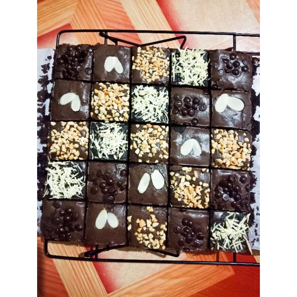 

Brownies Panggang Sekat Super Nyoklat/Harga Ekonomis Rasa Premium/20x20 dapat 25pcs