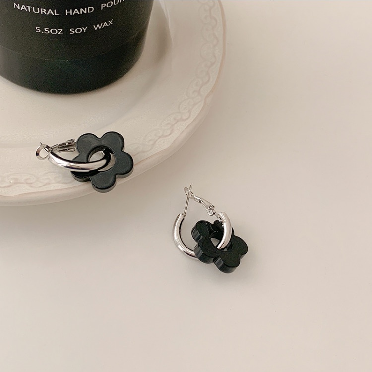 Anting Tusuk Motif Bunga Warna Hitam Untuk Wanita