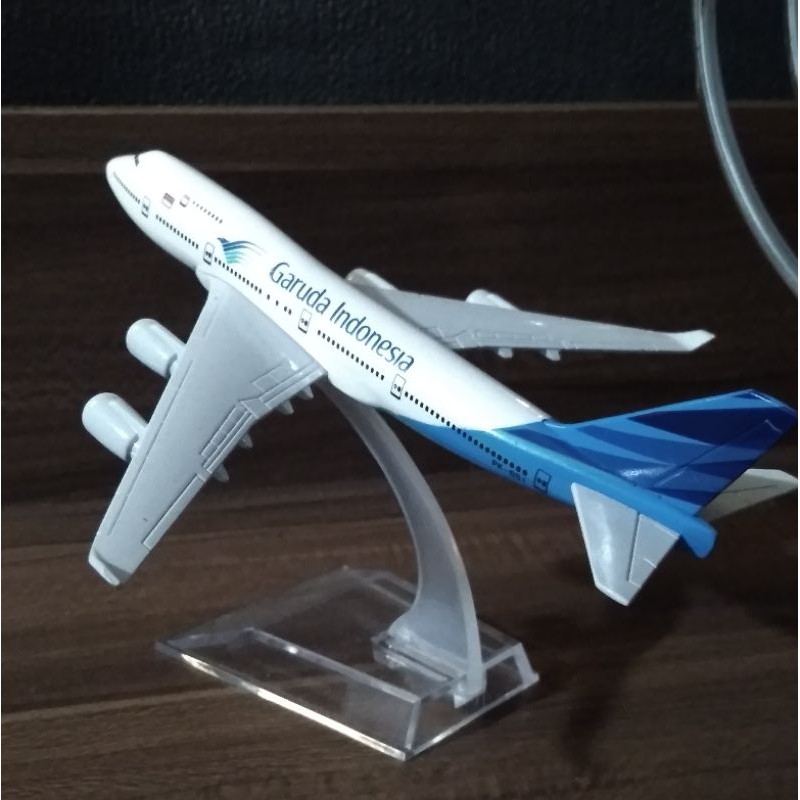 Miniatur Pesawat Garuda Indonesia B 747