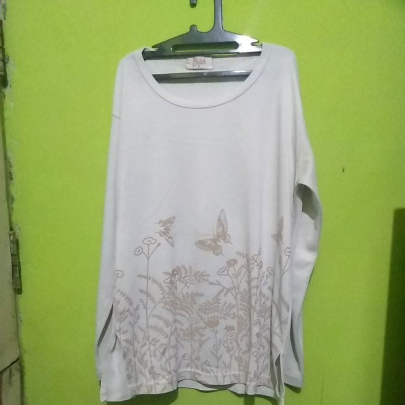 Preloved Atasan Wanita Putih Tulang Motif Bunga dan Kupu-kupu