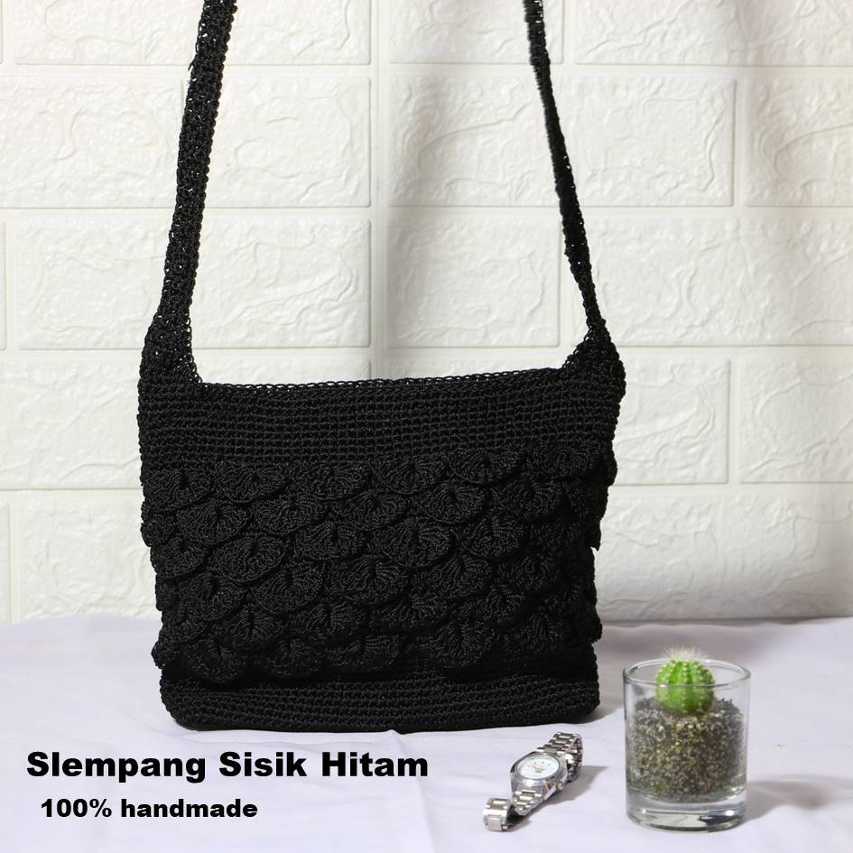 TAS RAJUT SELEMPANG SISIK HITAM. TAS WANITA. Riens Collections