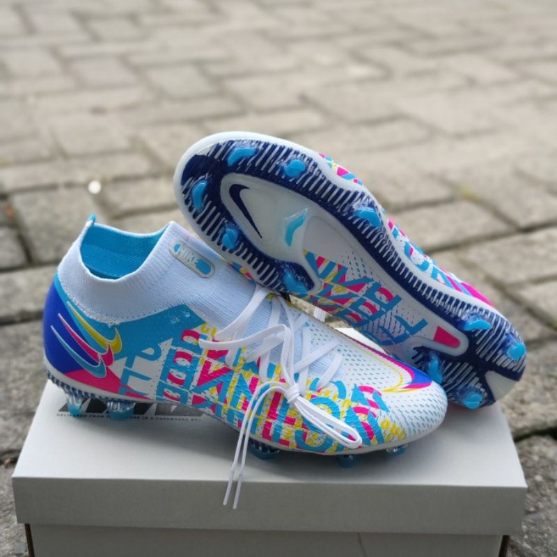 Sepatu Bola Nike Phantom White .