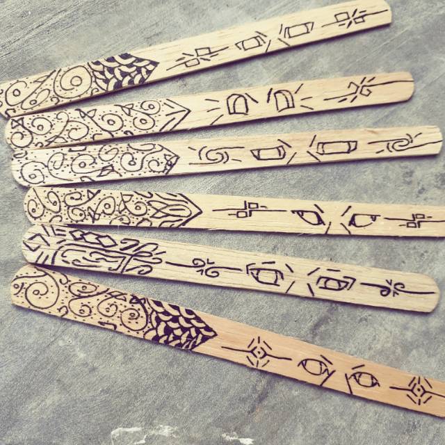 Mainan tradisional stik kayu bermotif (gambar sendiri) bukan hasil mesin