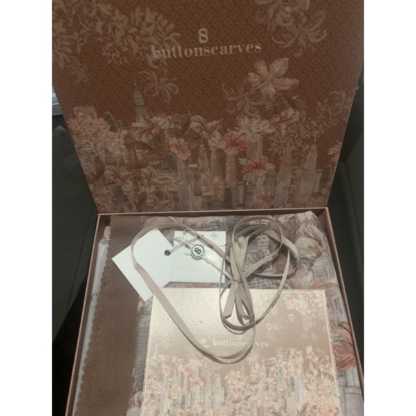 Preloved Buttonscarves Malaya series in brown