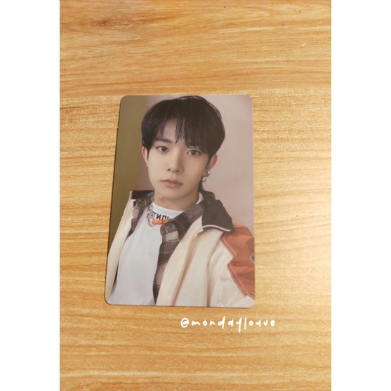 (booked) Heeseung down selca photocard